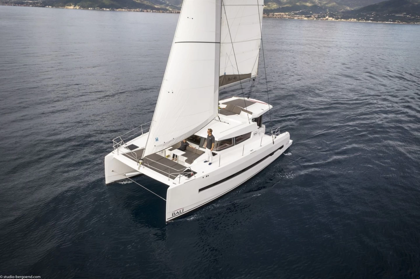 Catamaran Bali 4.0 modelo tipico de alquiler en la provincia